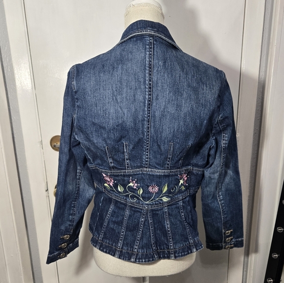 Jones Wear Jean Jacket Embroidered Floral Details Sz 6 - Picture 8 of 8